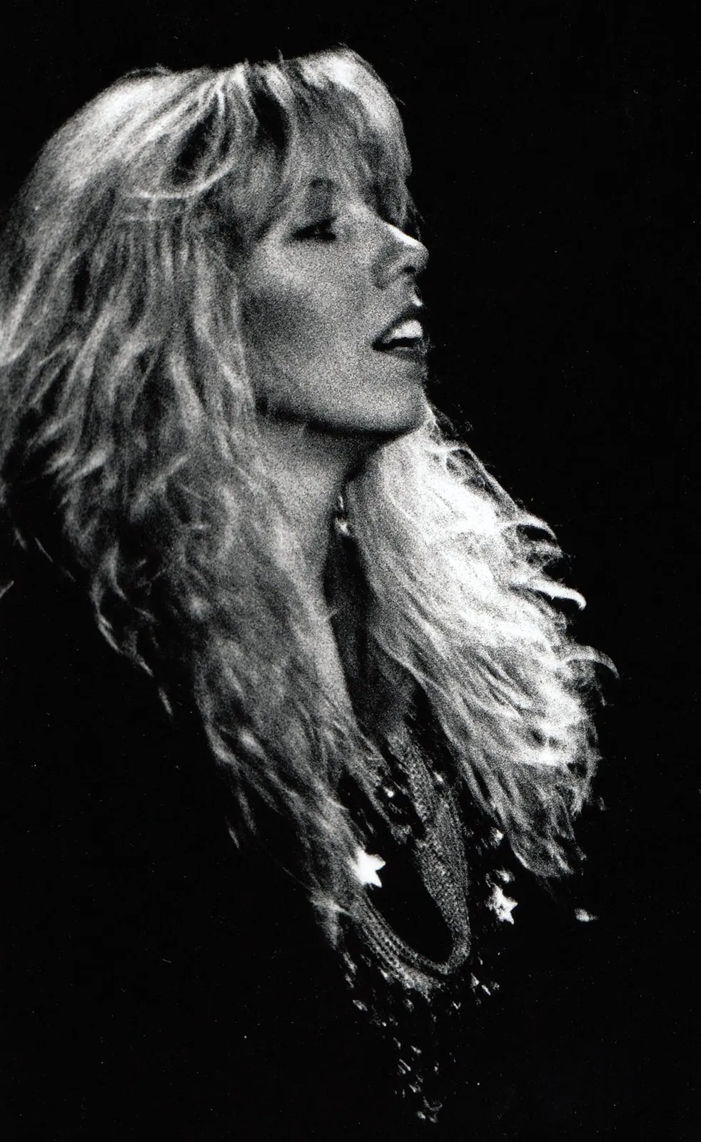 Judie Tzuke in profile, mid-song